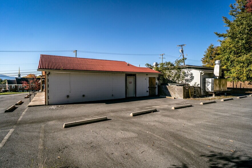 More Photos Of 2323 W Main St, Waynesboro General Retail For Sale