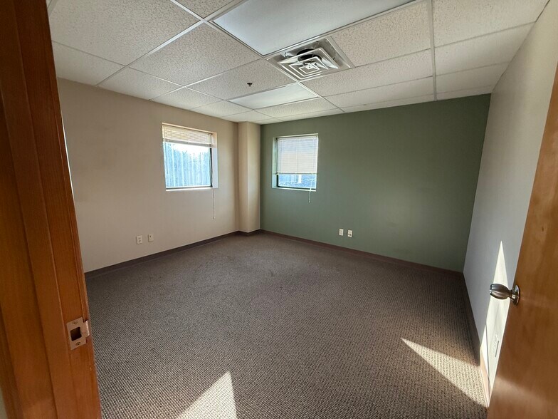 More Photos Of 12635-12651 Hemlock St, Overland Park Showroom For Sale
