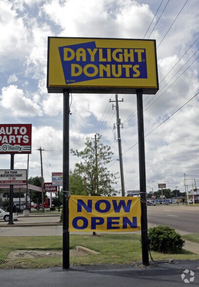 More Photos Of 3711-3721 Lamar Ave, Memphis Freestanding For Sale