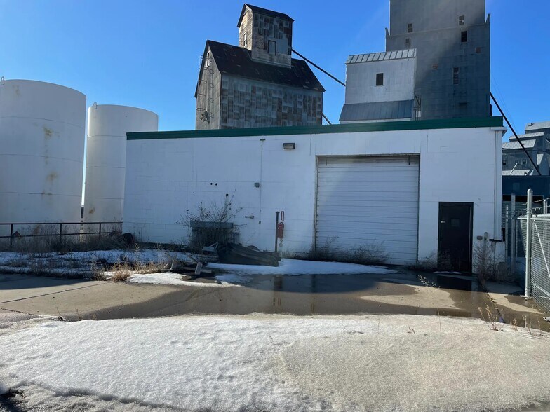 More Photos Of 103 1st St W, Williston Flex For Sale