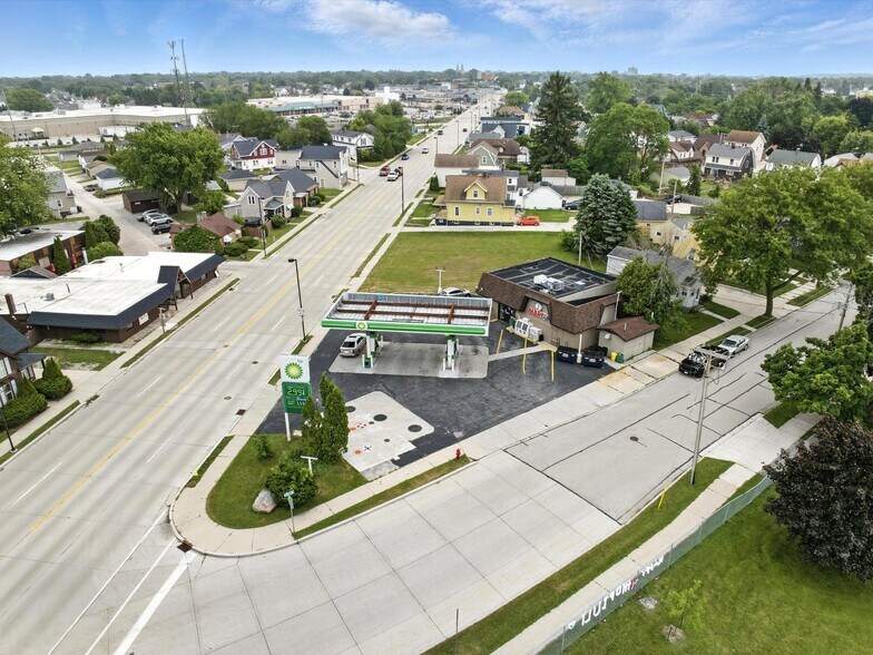 More Photos Of 2420 Calumet Dr, Sheboygan Service Station For Sale