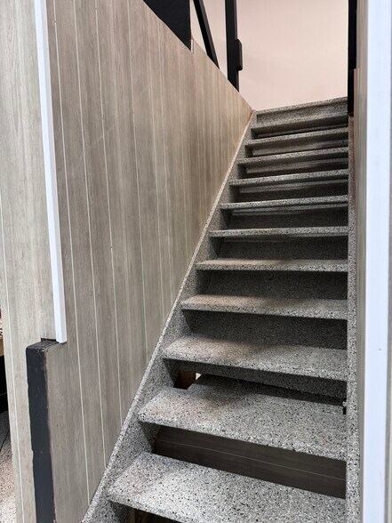 More Photos Of 517 N Lake Ave, Twin Lakes Showroom For Lease