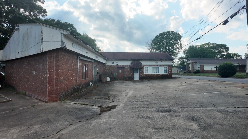 More Photos Of 711 Buffalo St, Shelby Flex For Sale