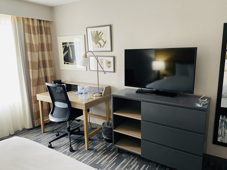 More Photos Of 1301 W Bond Cir, Lincoln Hotel For Sale