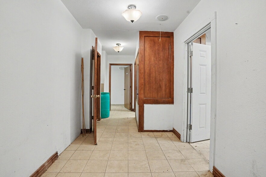 More Photos Of 1220 S Broadway, Hobart Office For Sale