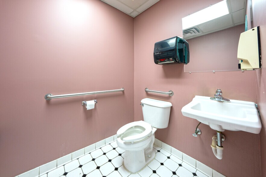 More Photos Of 1989 N Opdyke Rd, Auburn Hills Freestanding For Sale