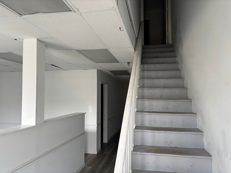 More Photos Of 418 W Lake Ave, Rossville Warehouse For Lease