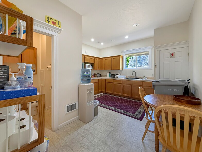 More Photos Of 624 Fleet St, Brookings Office For Sale