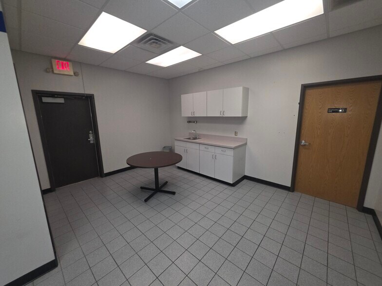 More Photos Of 1519 S School Ave, Fayetteville Auto Dealership For Lease