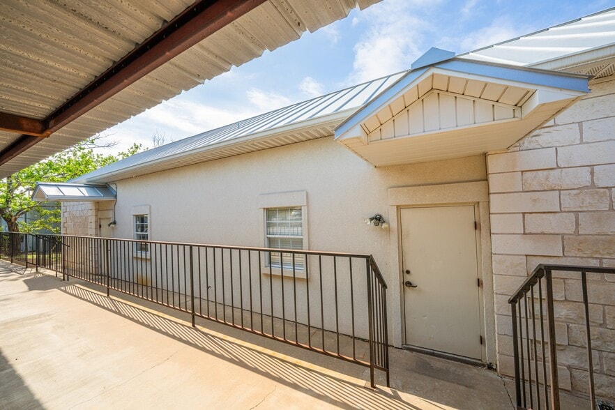 More Photos Of 204 W Windcrest St, Fredericksburg Healthcare For Sale