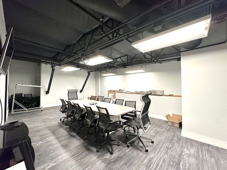 More Photos Of 2222 W Parkside Ln, Phoenix Light Manufacturing For Lease