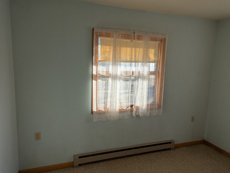 More Photos Of 340 Elm St E, Canova Sports And Entertainment For Sale