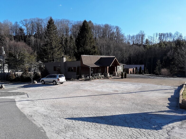 More Photos Of 444 S Beech Mountain Pky, Banner Elk Office For Sale