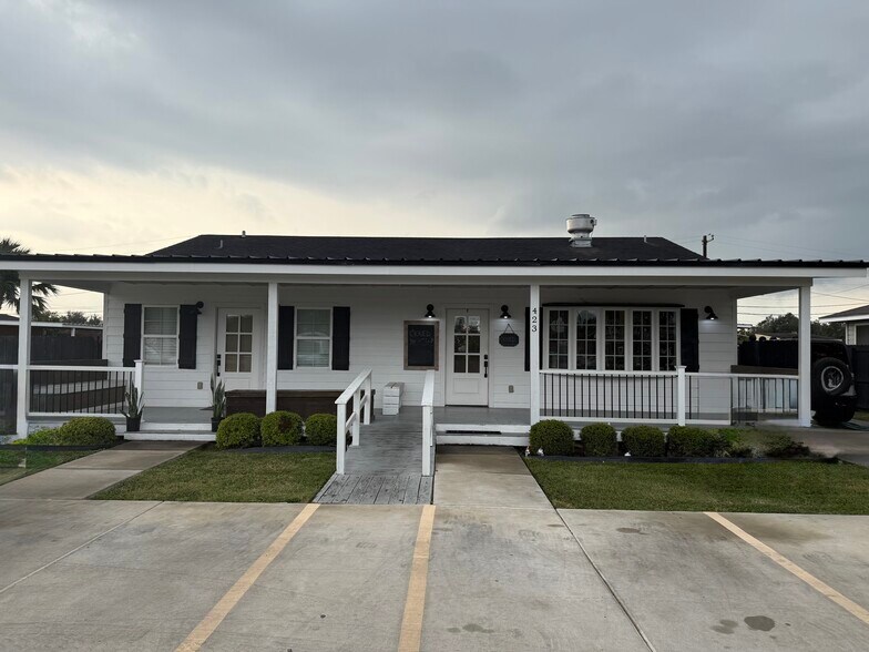 More Photos Of 423 N Main St, Donna General Retail For Sale