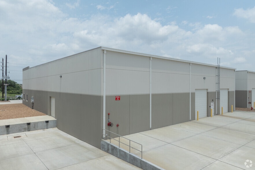 More Photos Of 21211 Clay Rd, Katy Warehouse For Lease