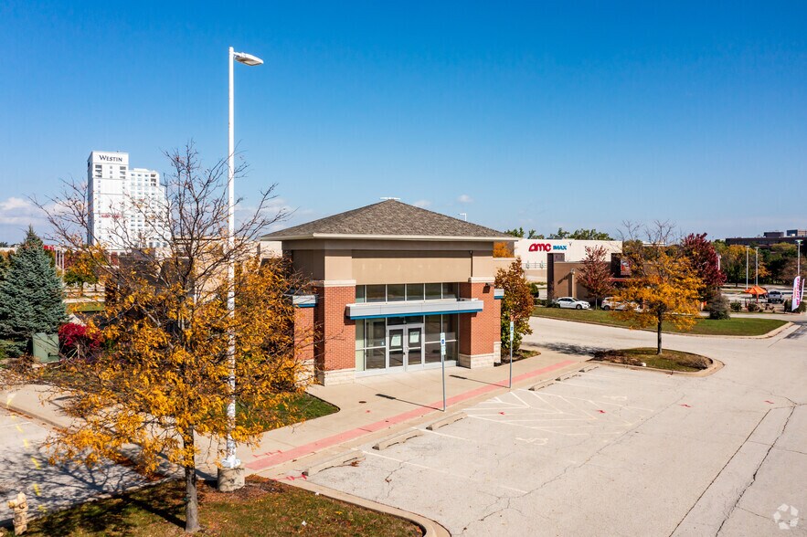More Photos Of 85 Yorktown Shopping Ctr, Lombard Bank For Lease
