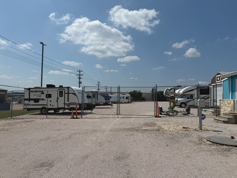 More Photos Of 107 Bailey Ln, Liberty Hill General Retail For Lease