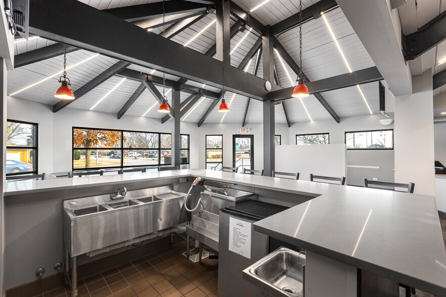 More Photos Of 9750 S Roberts Rd, Palos Hills Freestanding For Sale