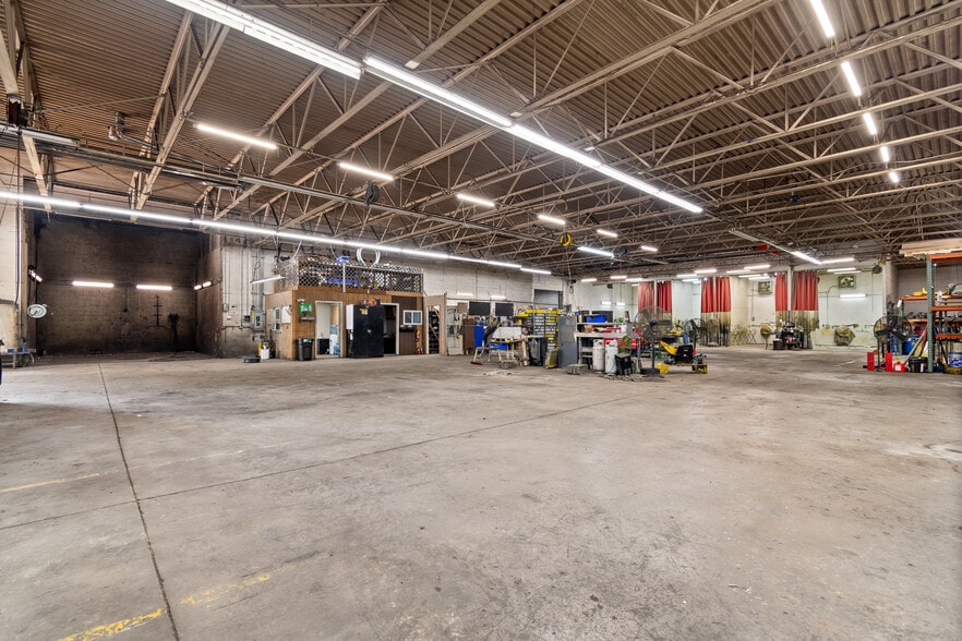 More Photos Of 60 Williams St, Grand River Warehouse For Sale