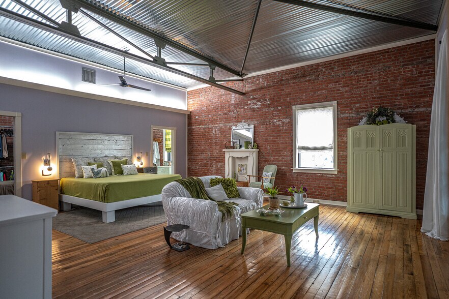 More Photos Of 1611 Washington St, Alexandria Showroom For Sale