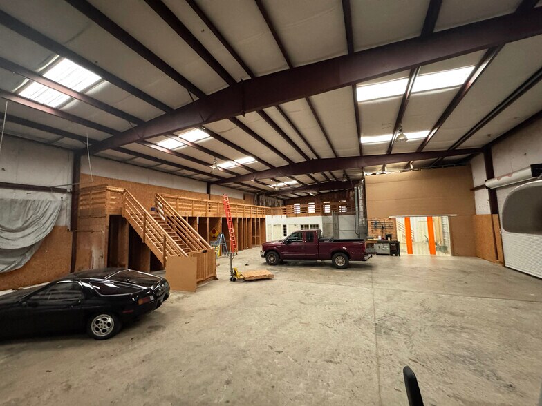 More Photos Of 1461 White Cir, Marietta Warehouse For Lease