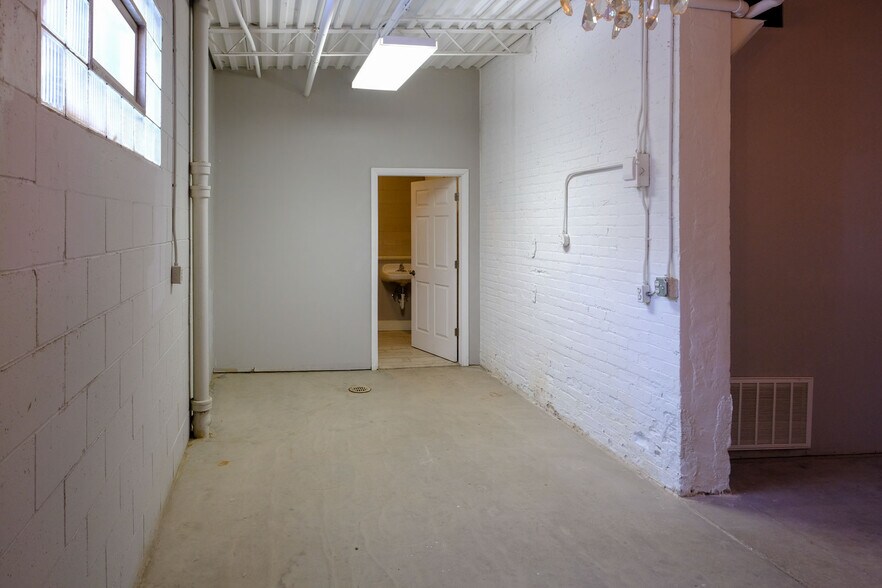 More Photos Of 408 W Main St, Benton Harbor Freestanding For Lease