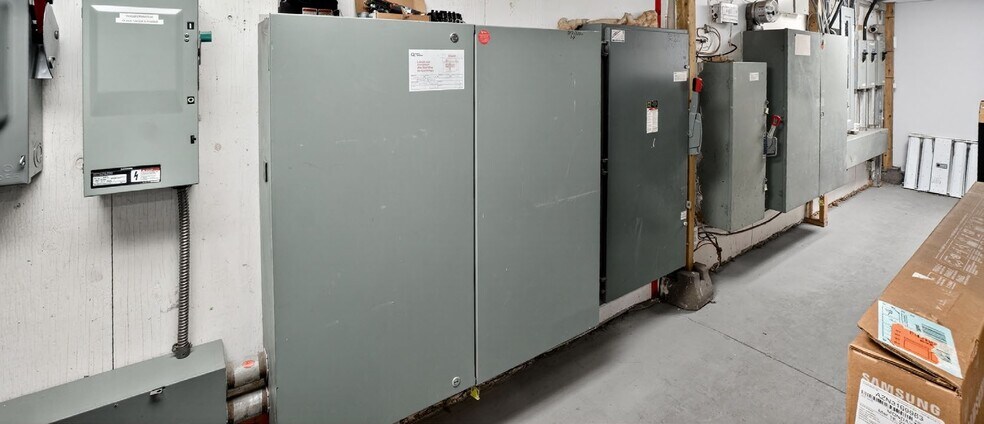 More Photos Of 425 Boul Ford, Châteauguay Manufacturing For Sale