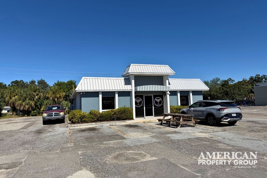 More Photos Of 4459 Bee Ridge Rd, Sarasota Bar For Sale