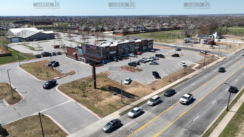 More Photos Of 1001 SW Regional Airport Blvd, Bentonville Freestanding For Lease