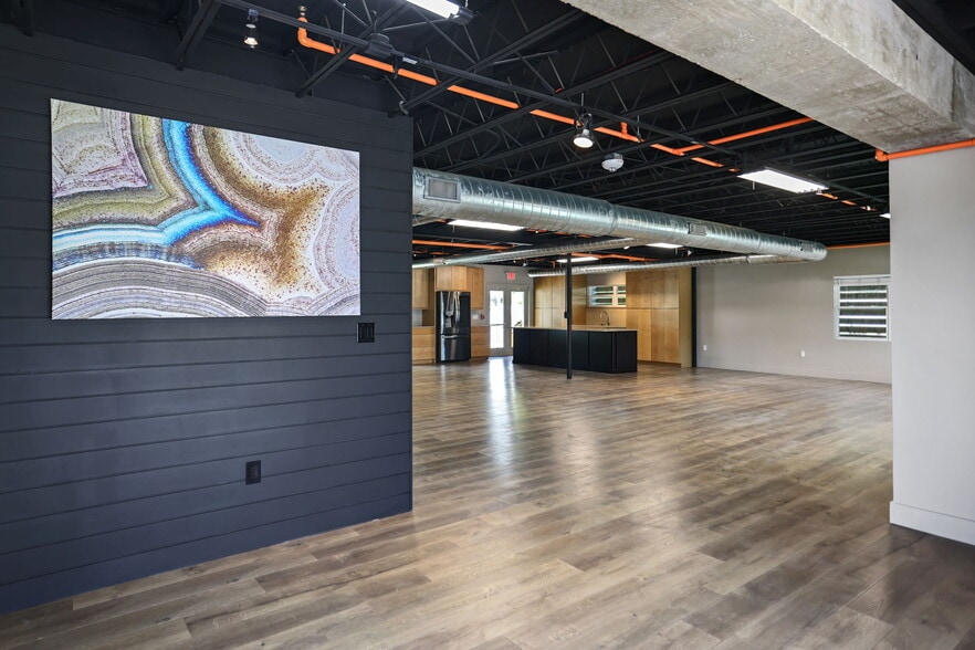 More Photos Of 10830 Navajo Dr, Saint Petersburg Showroom For Sale