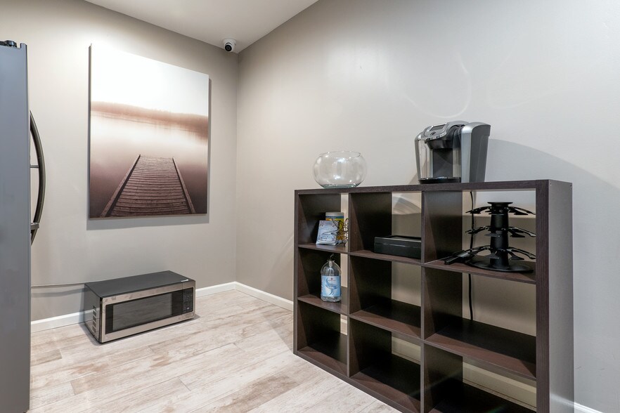 More Photos Of 4821 Lj Pkwy, Sugar Land Storefront For Lease