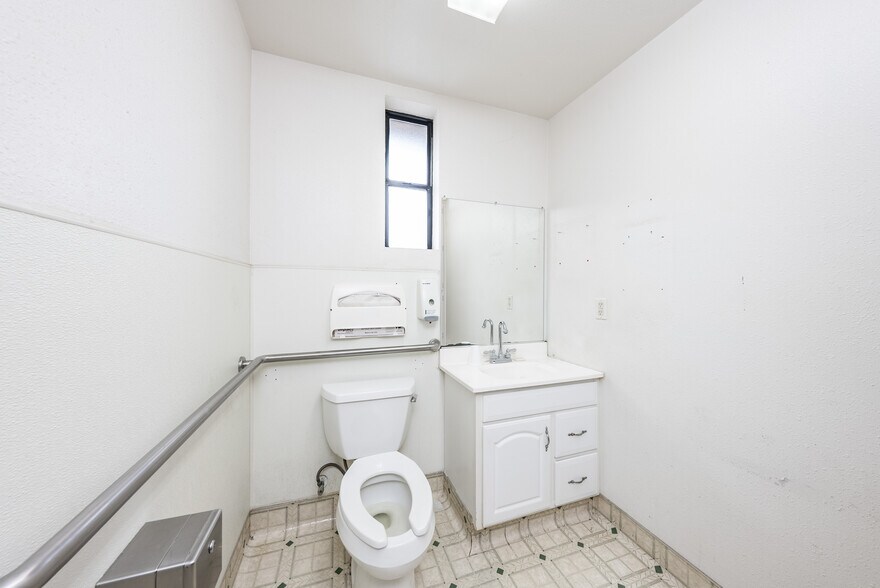 More Photos Of 927 O St, Firebaugh Healthcare For Sale