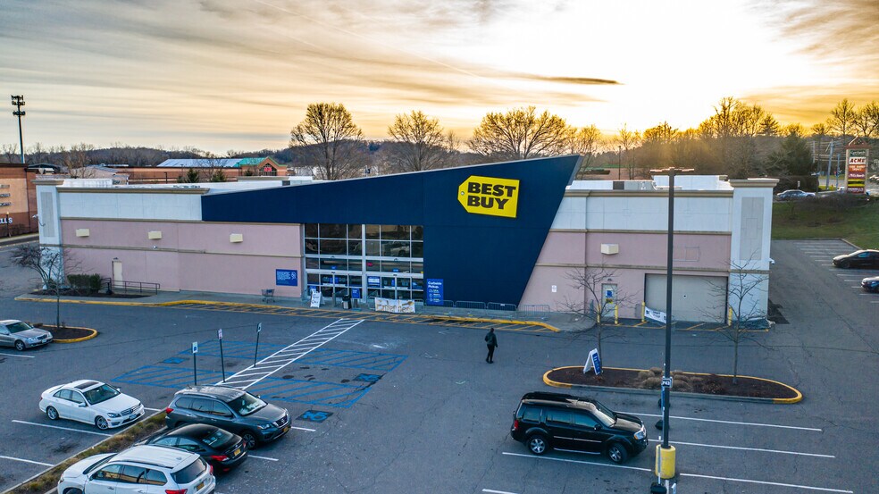 More Photos Of 3039-3155 E Main St, Mohegan Lake Unknown For Lease