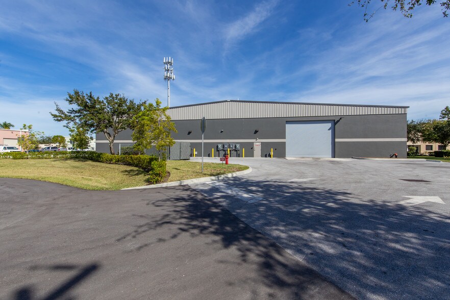 More Photos Of 4551 SE Hampton Ct, Stuart Warehouse For Sale