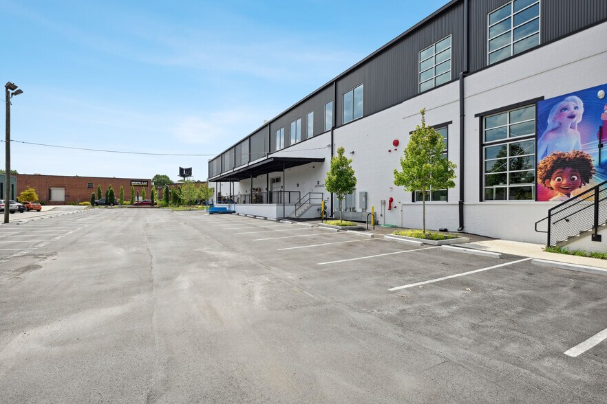 More Photos Of 159 Armour Dr NE, Atlanta Showroom For Lease
