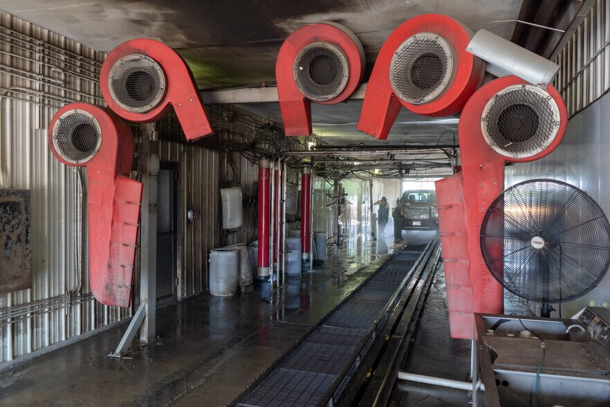 More Photos Of 1201 Cedar St, Helena Carwash For Sale