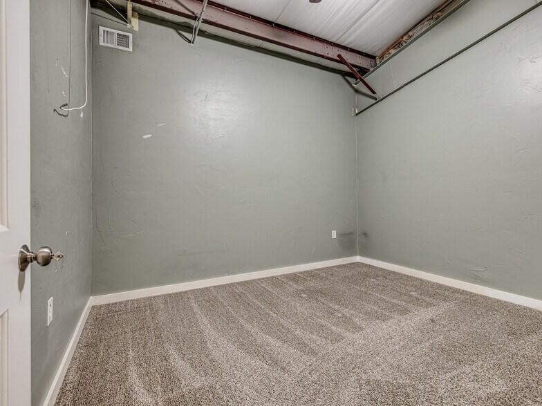 More Photos Of 6355 Boucher Dr, Edmond Showroom For Lease