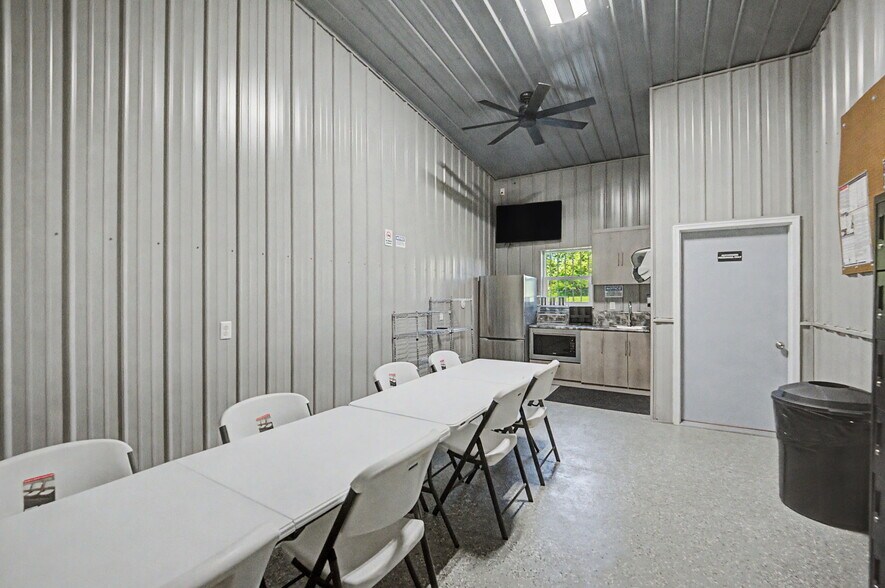 More Photos Of 212 N Lincoln Rd, Rockville General Retail For Sale