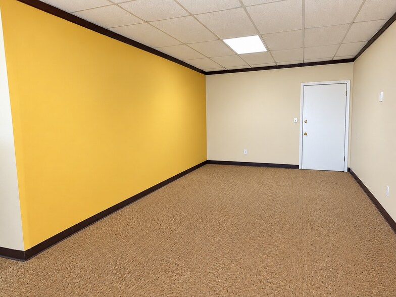 More Photos Of 25-27 Great Neck Rd, Great Neck Storefront Retail Office For Lease