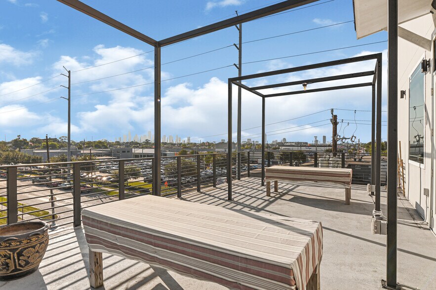 More Photos Of 1511 W 12th St, Houston Office For Sale