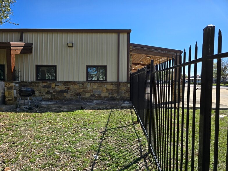 More Photos Of 13318 Western Oak Dr, Helotes Storefront Retail Office For Sale