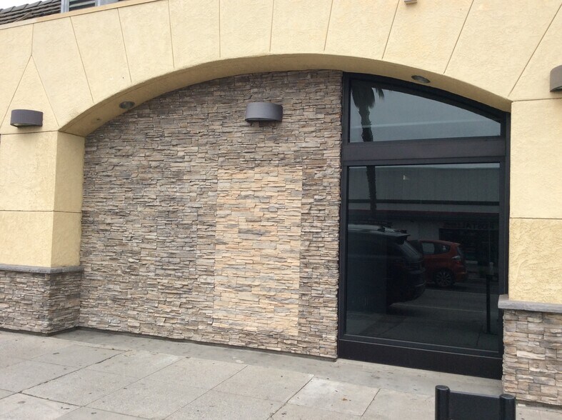 More Photos Of 2635 Wilshire Blvd, Santa Monica Bank For Lease
