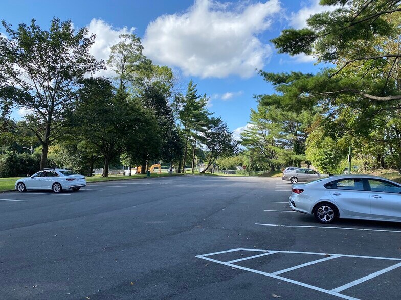 More Photos Of 85 Forest Ave, Locust Valley Office For Lease