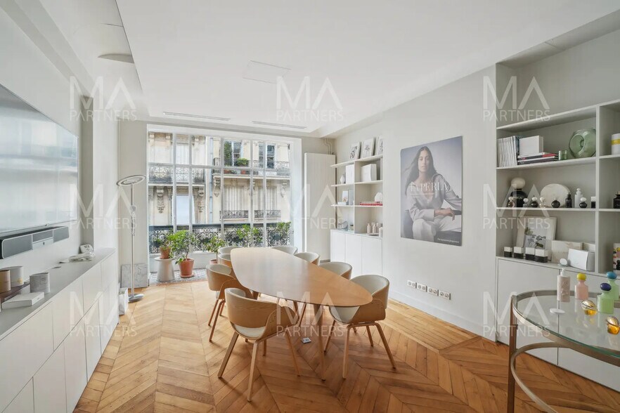 More Photos Of 14 Rue Clément Marot, Paris Office For Sale