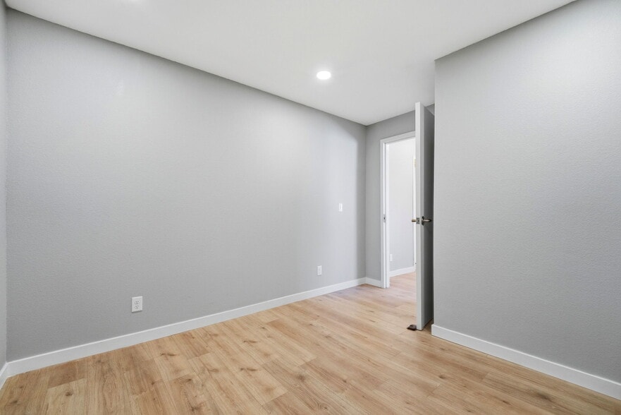 More Photos Of 2513-2515 E Willamette Ave, Colorado Springs Manufacturing For Lease