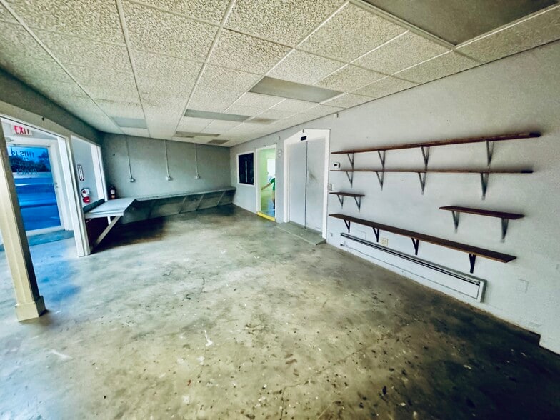 More Photos Of 10380 US Highway 19 N, Pinellas Park Manufacturing For Lease