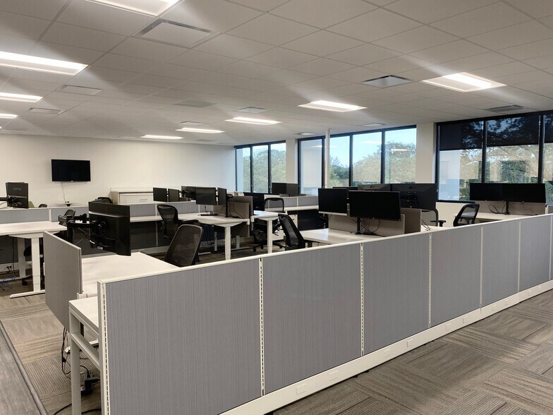 More Photos Of 877 Executive Center Dr W, Saint Petersburg Office For Lease