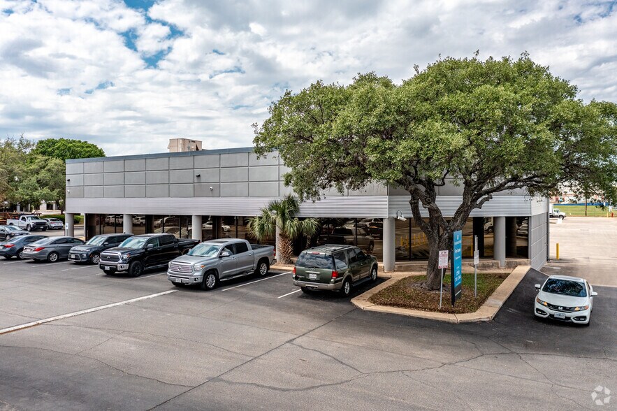 More Photos Of 11803-11889 Starcrest Dr, San Antonio Light Manufacturing For Lease