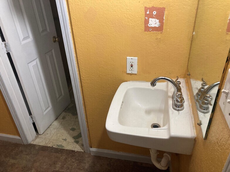 More Photos Of 6404 Maccorkle Ave, Saint Albans Office For Lease