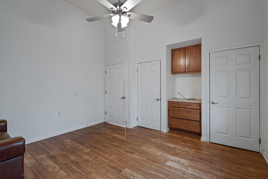 More Photos Of 1213 Justin Ln, Austin Healthcare For Sale